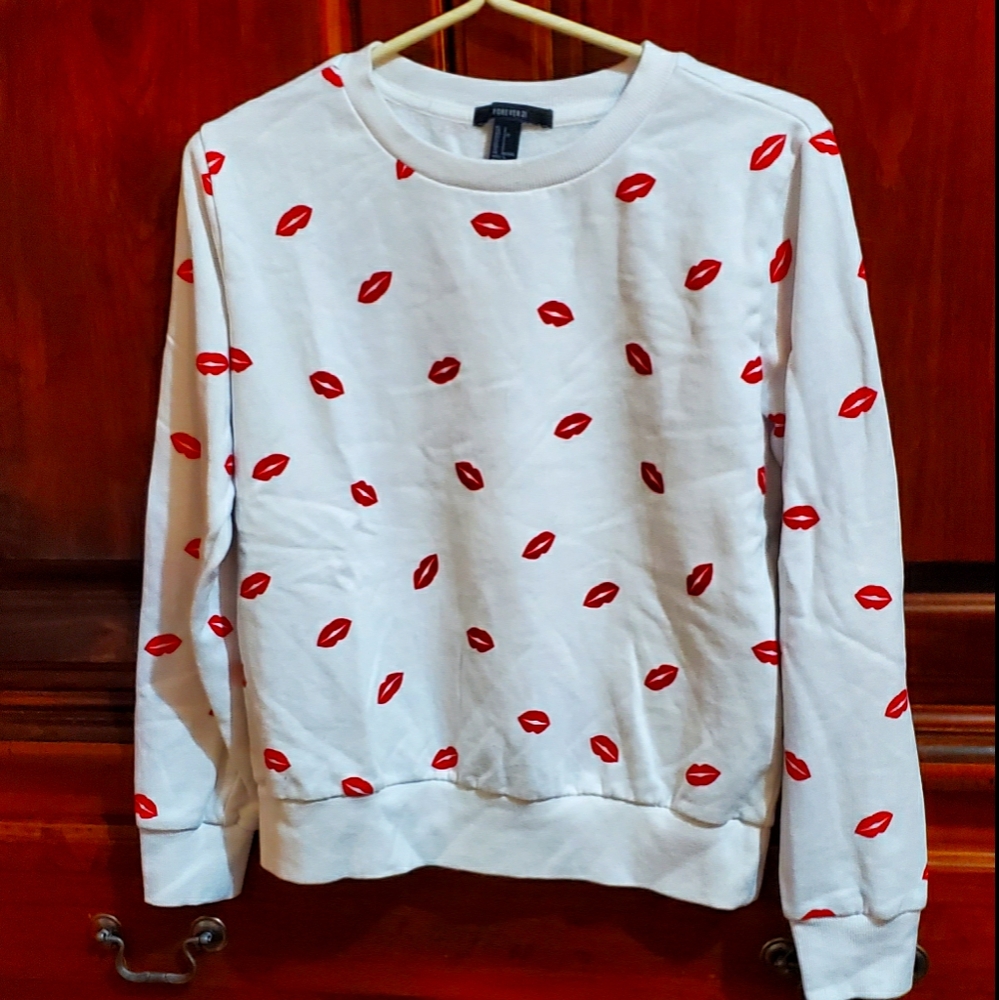 F21 White sweater with red lips